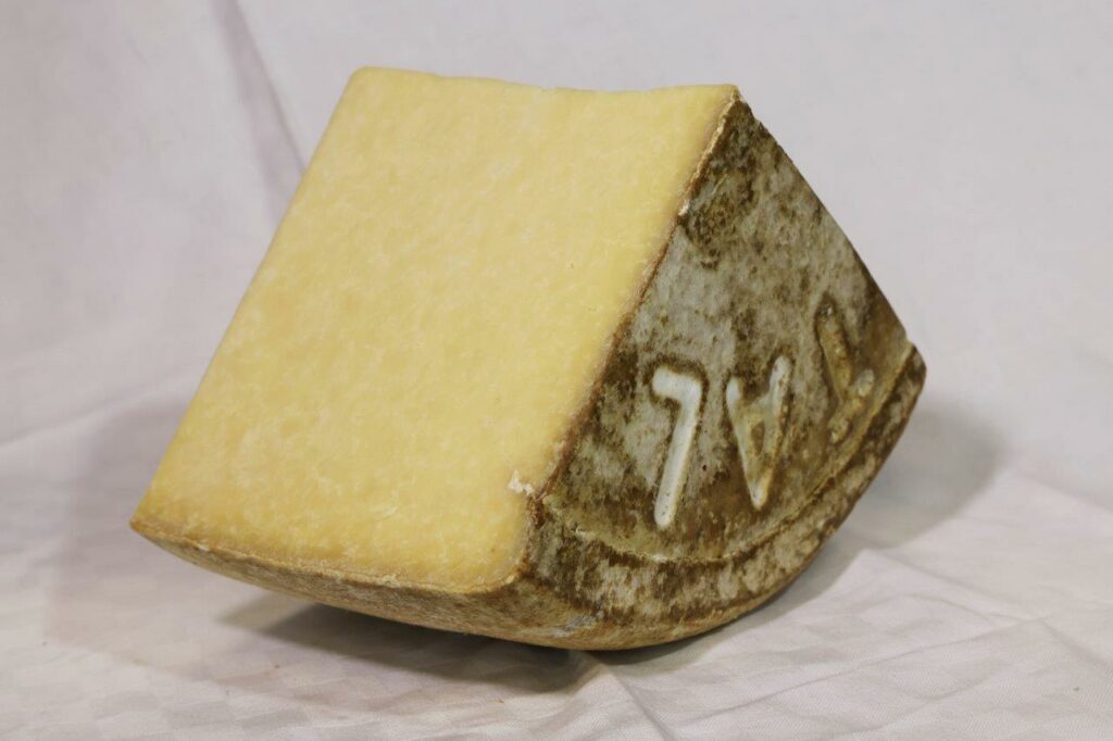 Salers AOP au lait cru entier  env 1kg "Ferme de Ferrand"