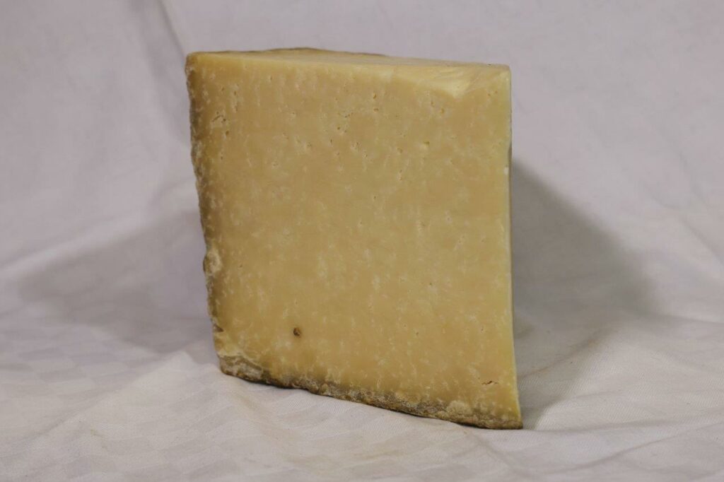 Cantal AOP Entre-deux Fermier au lait cru entier  env 1kg "Ferme de Ferrand"