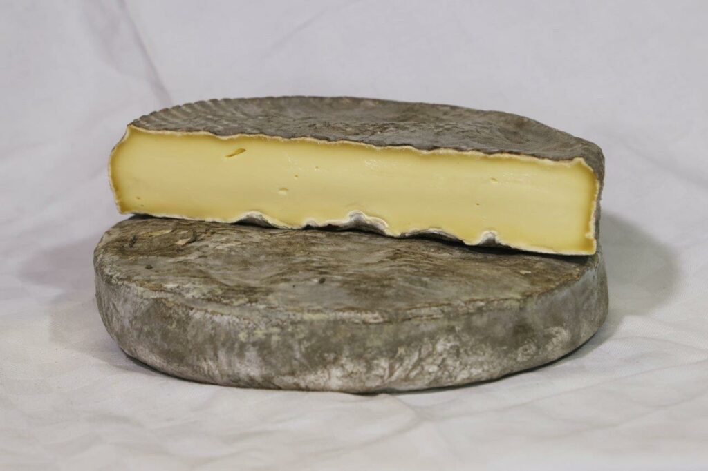 1 Saint Nectaire Fermier au lait cru entier env. 1,600kg "Ferme du Maquis Relais"